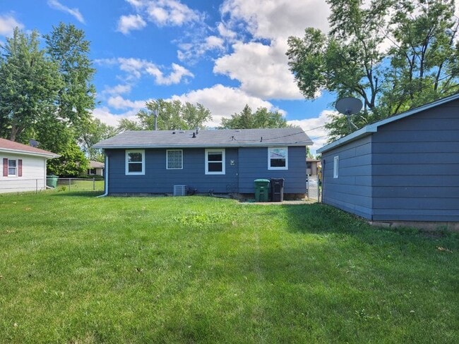 Building Photo - 1302 SW Lynn Dr