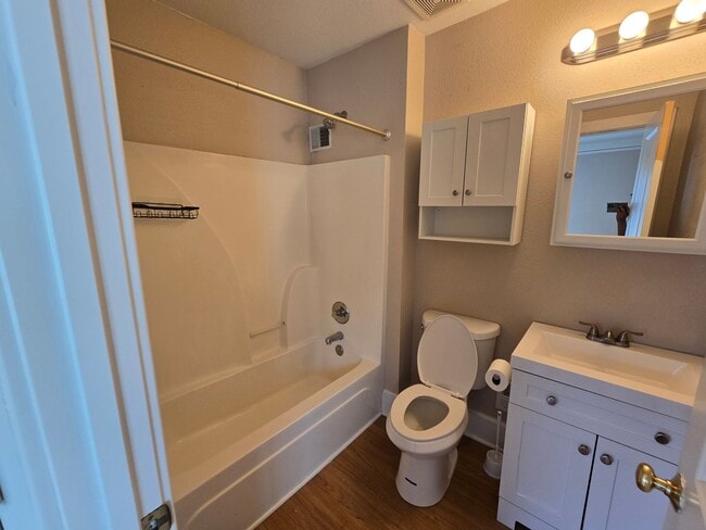 Building Photo - large three bedroom house with extra livin...