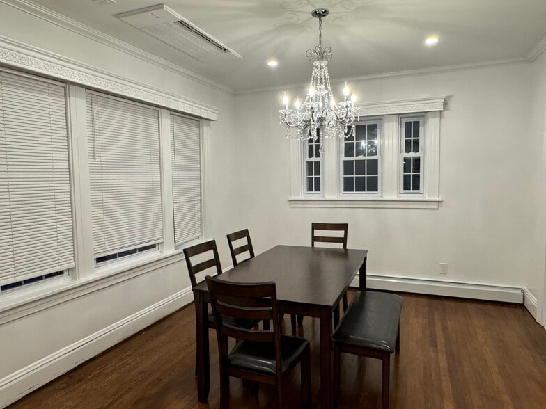 Building Photo - 1542 Tibbits Ave