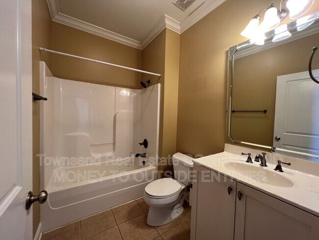 Building Photo - 2210 Westdale Dr