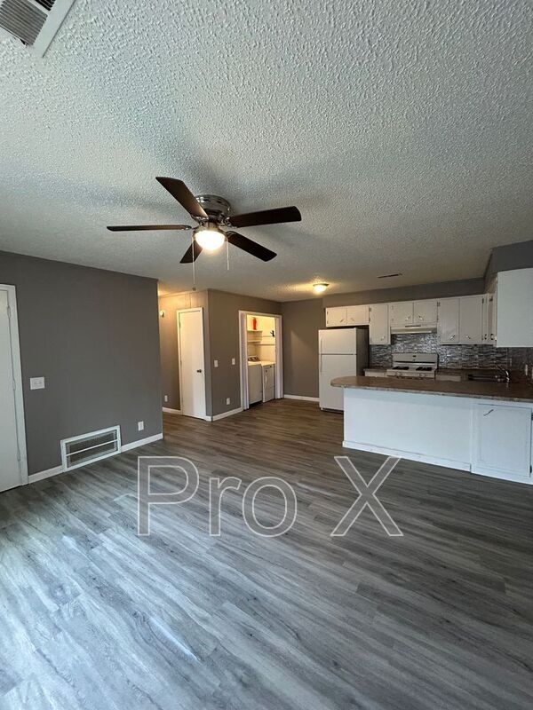 Building Photo - 409 Park St