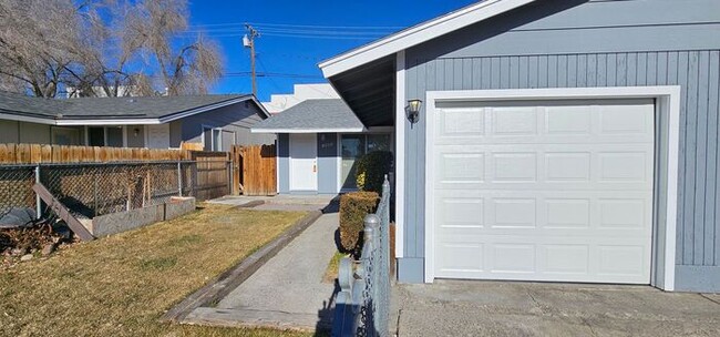 Building Photo - 2bed 1 bath 1 car garage Duplex home. 1mil...