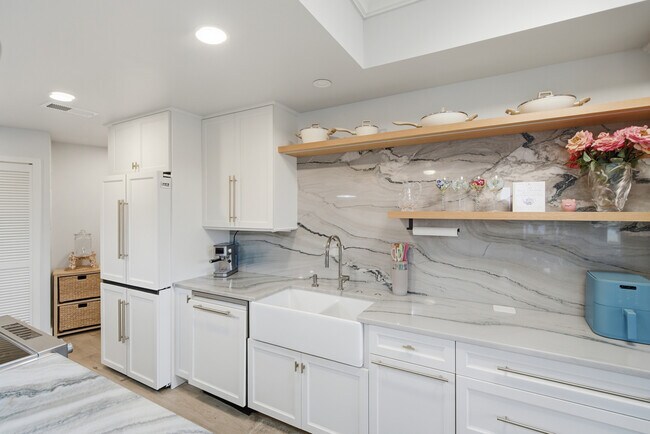 Building Photo - 150 SE Four Winds Dr