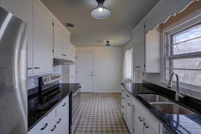 Building Photo - 714 N Meadow Ln