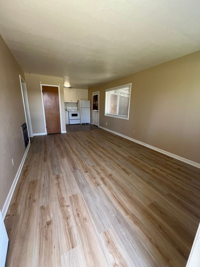 Building Photo - 2 Bedroom, 1 Bathroom Duplex