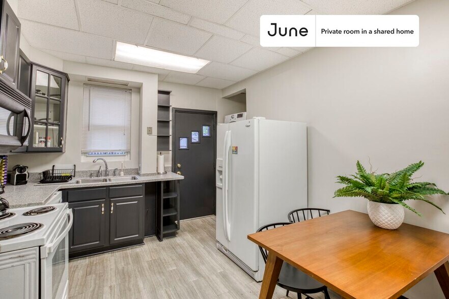 Building Photo - Room in Shared 4 bed/2 bath home in Columbia Heights