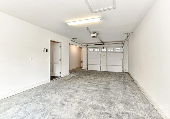 Building Photo - 704 N Main St