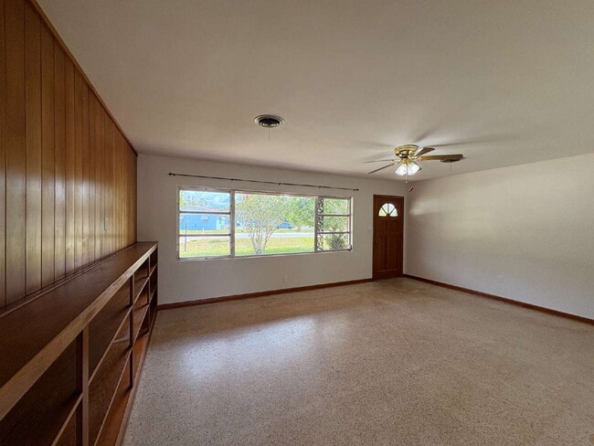 Building Photo - Ready to move-in 2-bedroom, 2-bath residence in the heart of Summerfield!