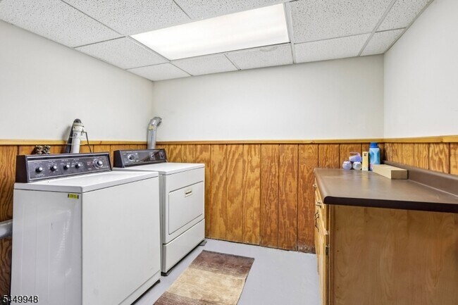 Building Photo - 488 Cedar Ln
