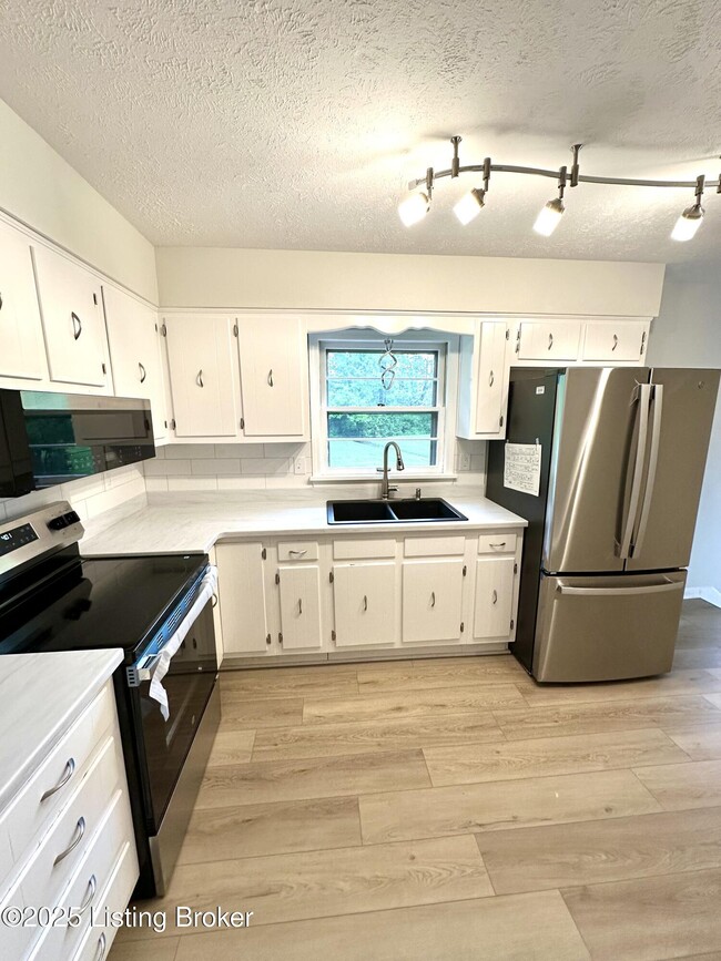 Building Photo - 6203 Lynnchester Dr