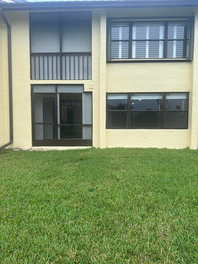 Building Photo - 4692 Lucerne Lakes Blvd
