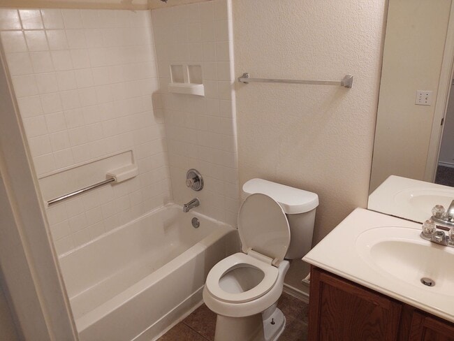 Building Photo - Charming 3/2.5 Townhome for Rent in Kyle, TX