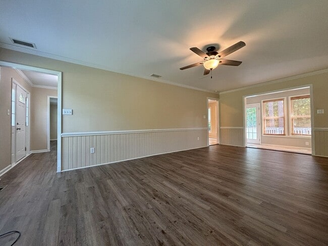 Building Photo - Pretty on Pine Valley