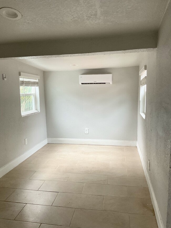 Building Photo - 1356 W 24th St