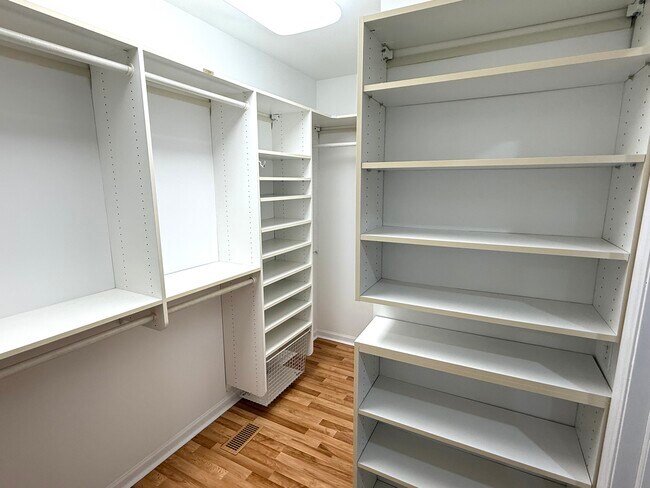 Building Photo - 362 Town Pl Cir