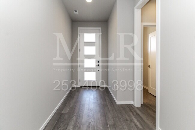Building Photo - Nearly New Scenic Hill Home with Spacious ...