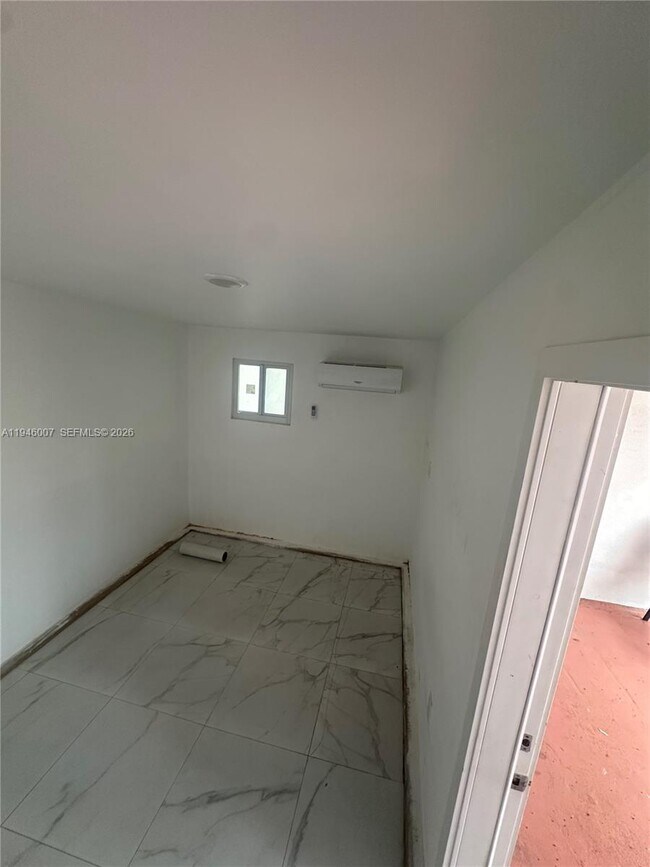 Building Photo - 326 E 34th St