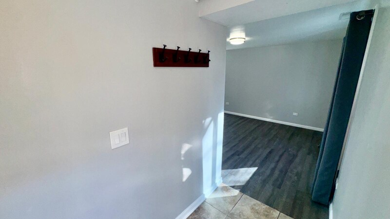 Building Photo - 1360 W Evergreen Ave