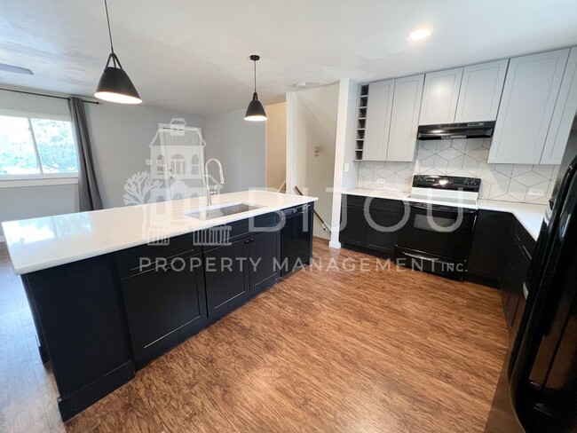 Building Photo - Tri-level Home with Newly Renovated Kitchen