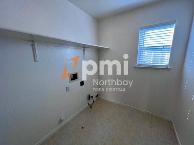 Building Photo - 3200 Puffin Cir