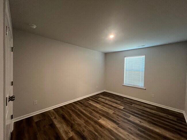 Building Photo - 621 High Hl Dr