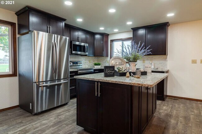 Building Photo - Beautiful Hermiston Home offers a perfect balance of comfort and convenience