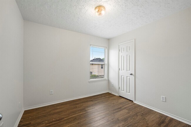 Building Photo - 18401 Sunrise Oaks Ct