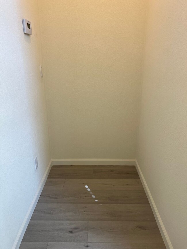 Building Photo - Single flat for rent! Full bedroom, full b...