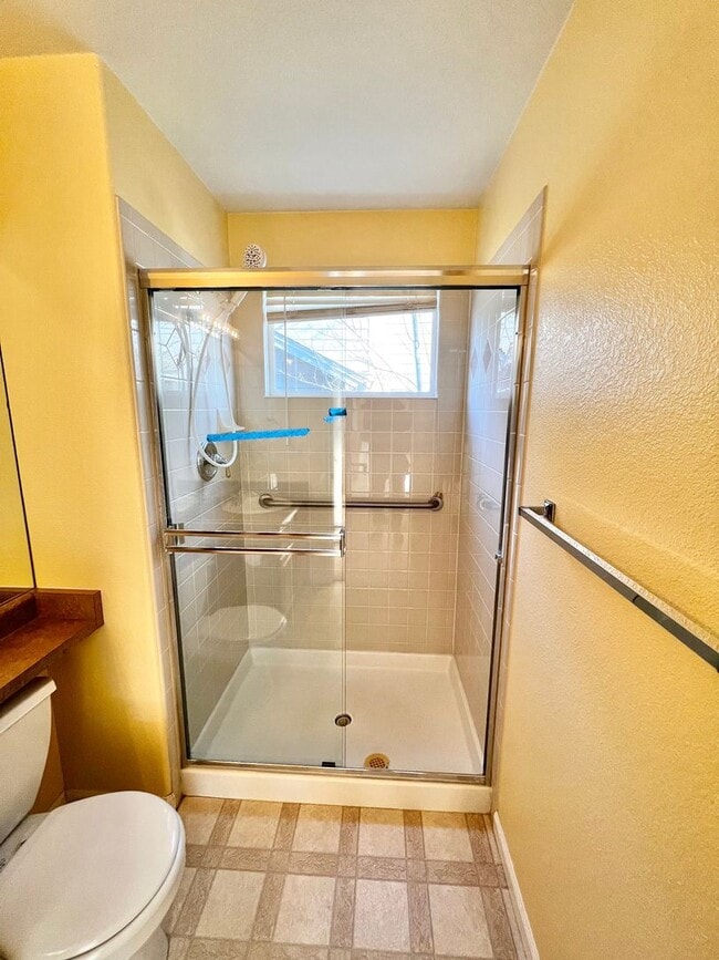 Building Photo - 4 bed, 3 bath Home in Huntington Hills Nei...