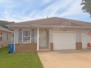 Building Photo - 2 Bed / 1 Bath Duplex in Ozark Available!