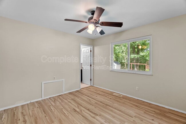 Building Photo - 561 Golfwood Dr