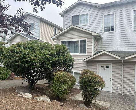 Building Photo - Lovely 3 bed Townhome near desirable Greenlake!
