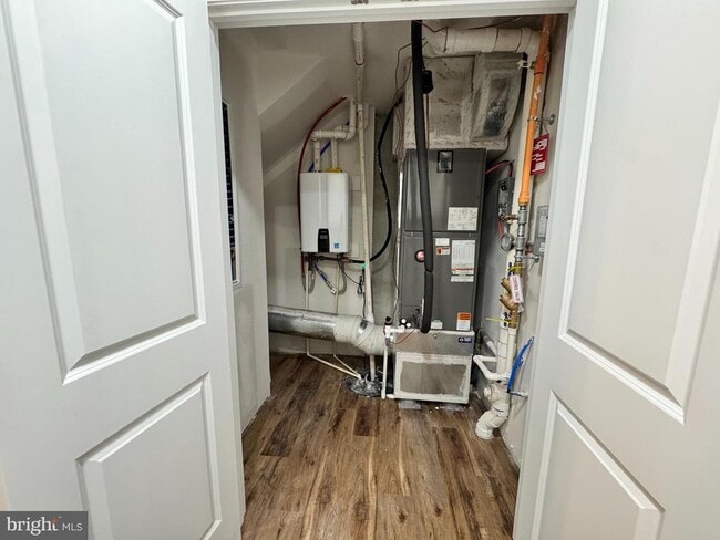 Building Photo - 300 Dixon St