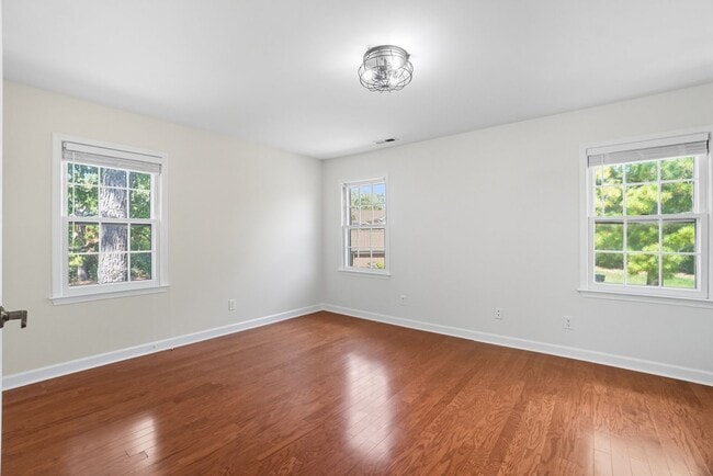 Building Photo - 9221 N Vicksburg Park Ct