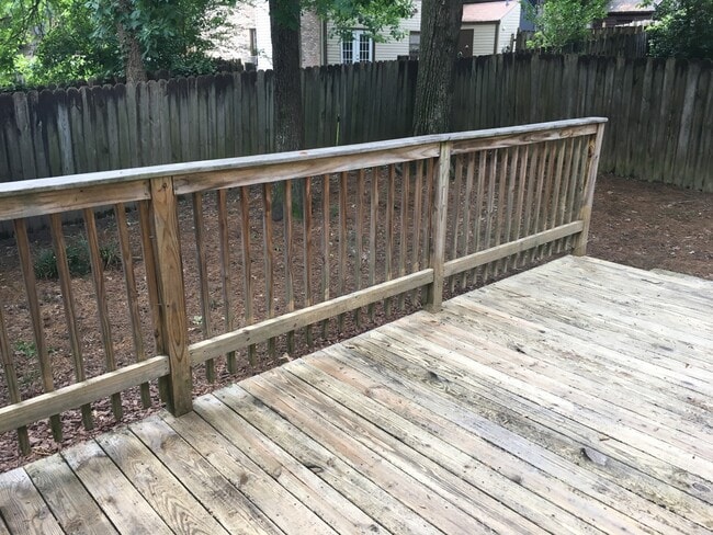 Building Photo - End Unit Town Home For Rent