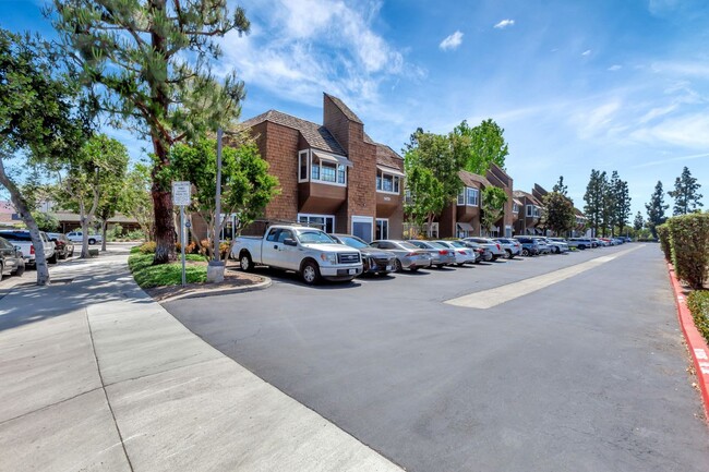 Building Photo - 14751 Plaza Dr