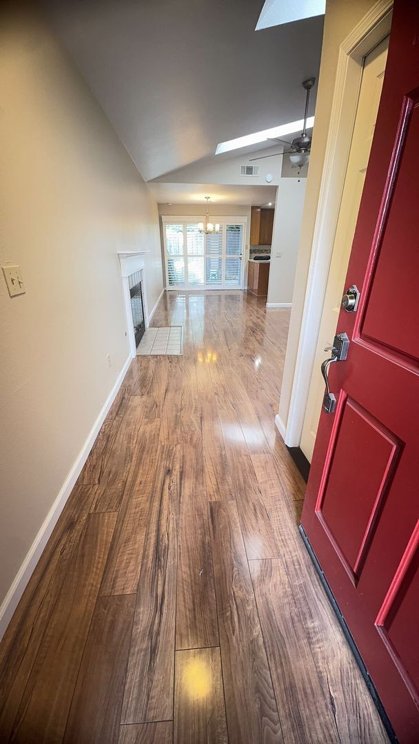 Building Photo - 3 Bedroom 2 Bathroom Charming home