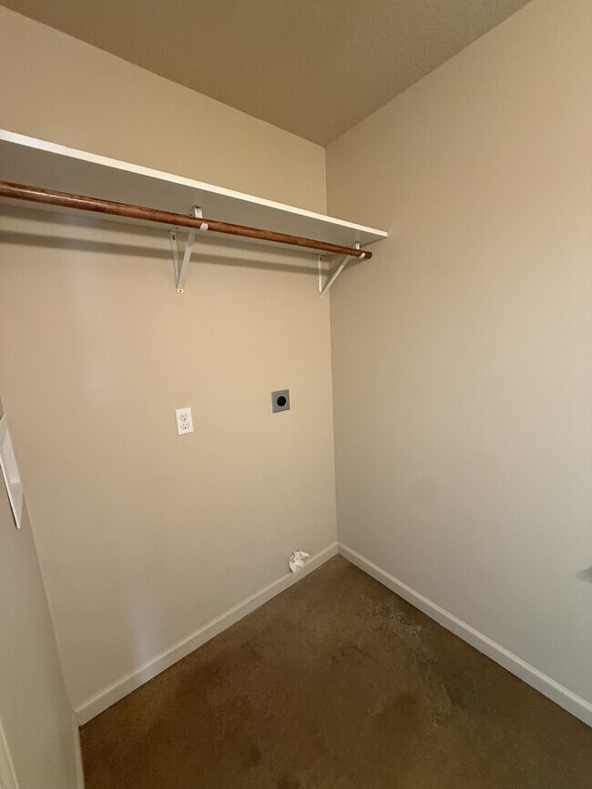 Building Photo - 5220 Loft Dr