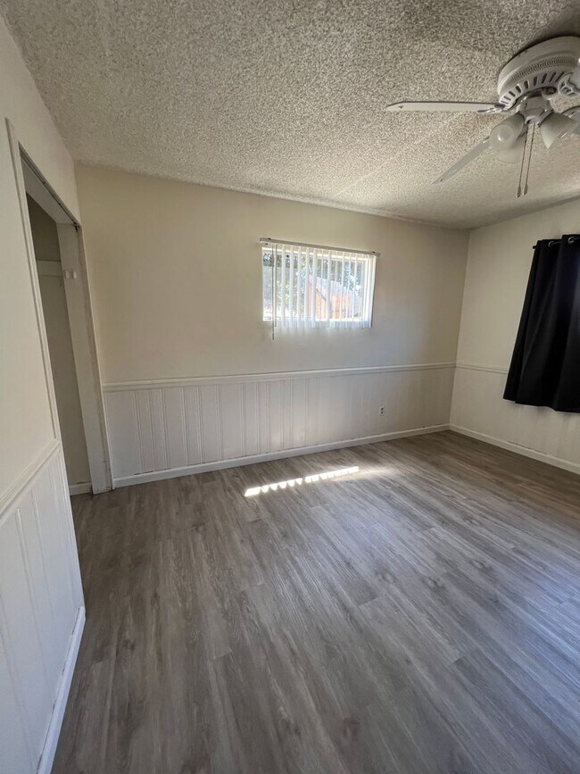 Building Photo - 5 bed 3 bath w/ large rooms and backyard