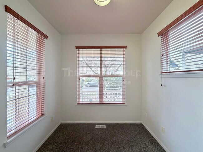 Building Photo - 958 SE Roundelay St