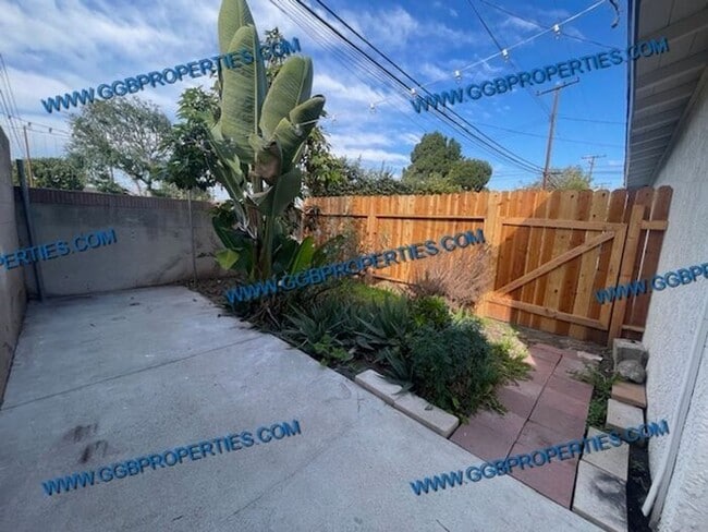 Building Photo - Will not Last! Charming 2 BD / 1 BA Norwalk Home with One Car Garage / Laundry Hook Ups