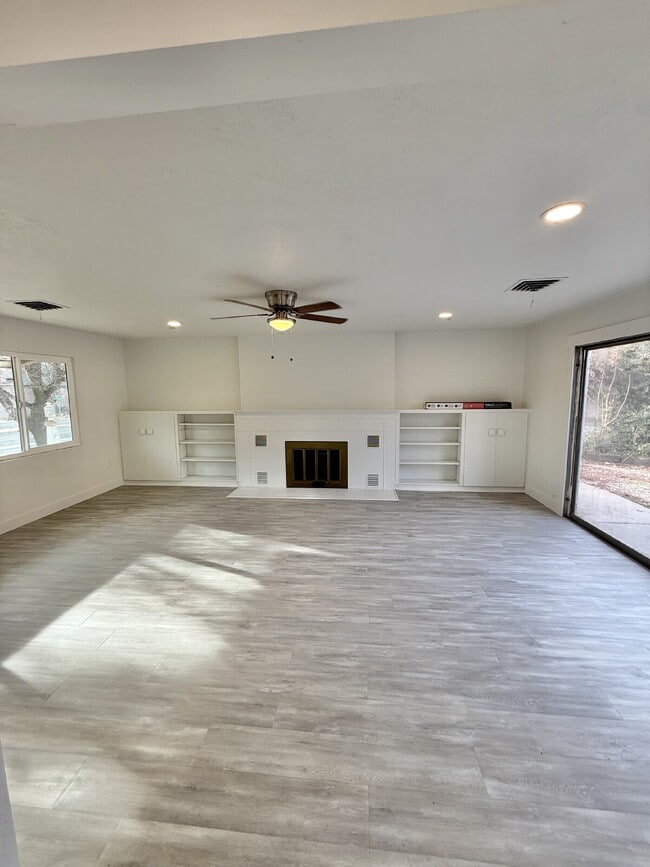 Building Photo - 288 W Diagonal #A 3 Bed/2 Bath