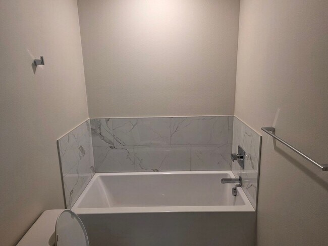 Building Photo - Beautiful New Townhouse 4BD Bothell