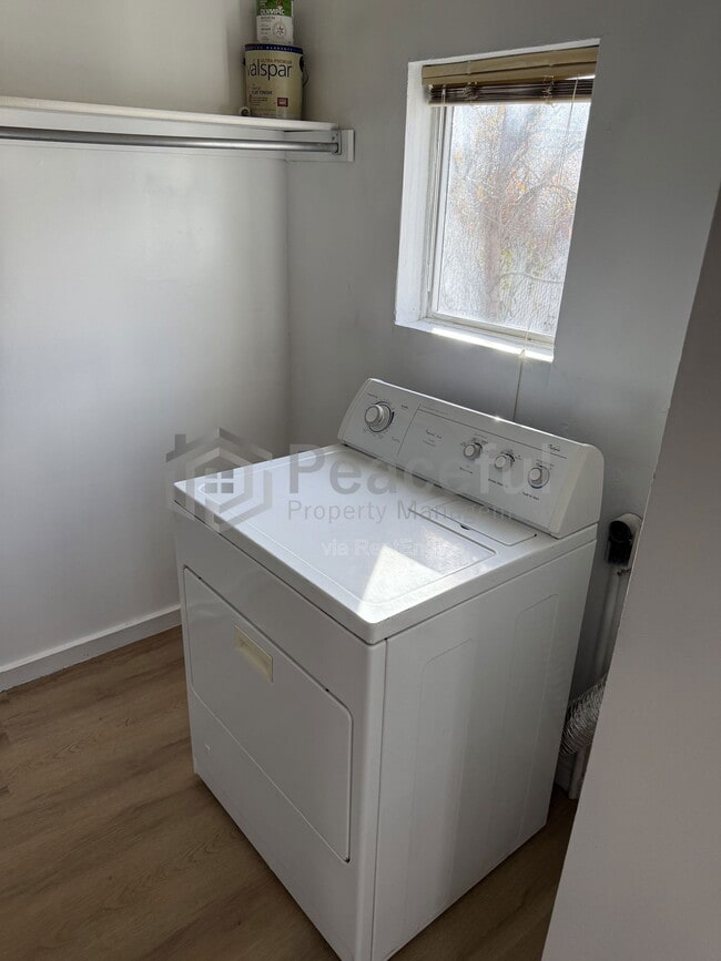 Building Photo - 128 E Truman Ave