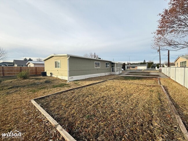 Building Photo - 3bd/2ba Home with a Large Yard - Near Randall Park!