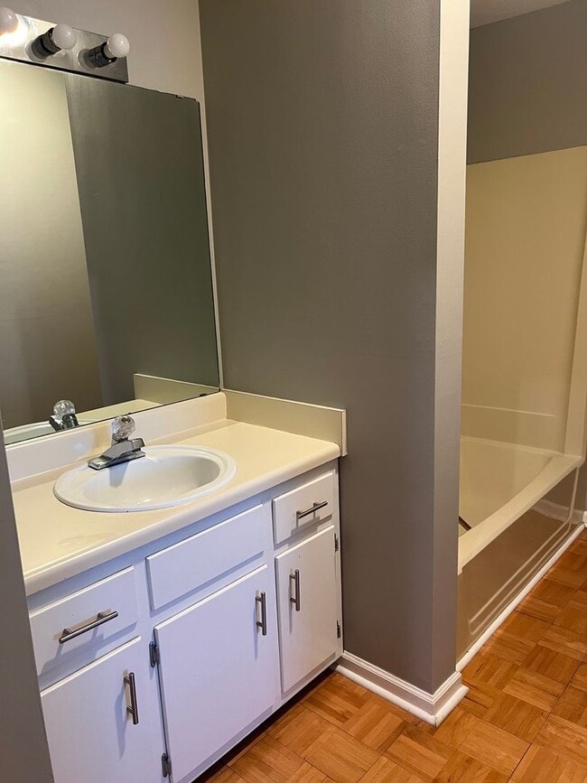 Building Photo - 2 bedroom 1.5 bath townhome