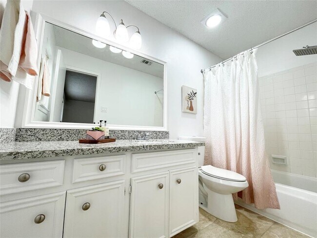 Building Photo - 13897 Hollowgreen Dr