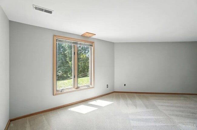 Building Photo - Luxury, Privacy, and Convenience All in One!