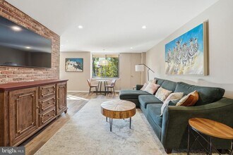 Building Photo - 4390 Lorcom Ln