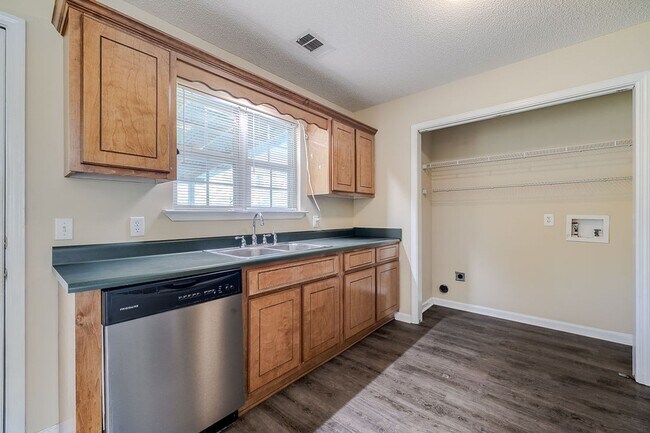 Building Photo - Move-In Ready 3-Bedroom Home with Fenced Backyard in Guyton!